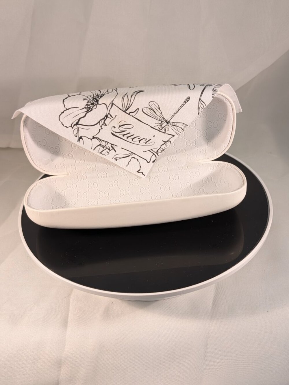 GUCCI  SUNGLASS / GLASSES  Hard Shell CASE In White with EYEGLASS CLOTH